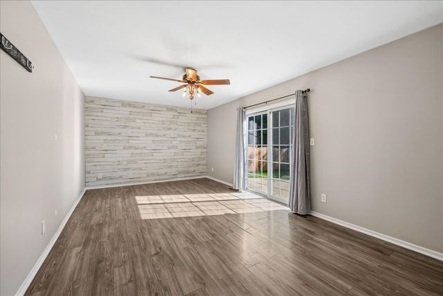 304 S Cross Trail, Mchenry, IL 60050