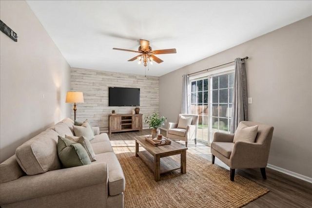 304 S Cross Trail, Mchenry, IL 60050