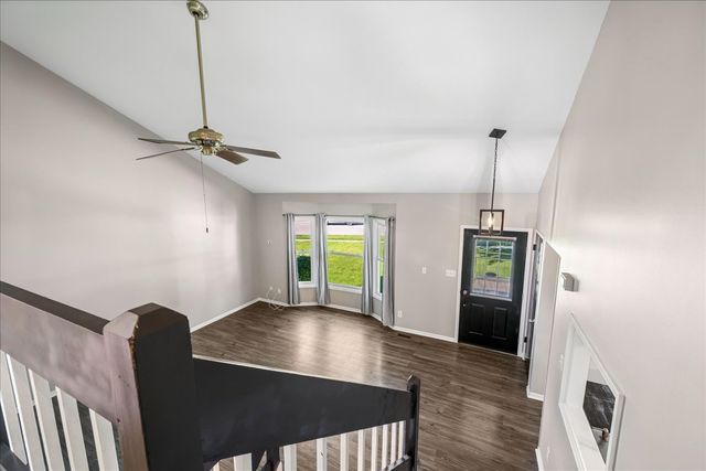 304 S Cross Trail, Mchenry, IL 60050