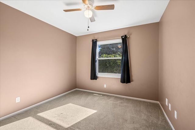 304 S Cross Trail, Mchenry, IL 60050