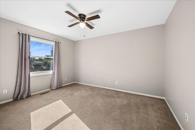 304 S Cross Trail, Mchenry, IL 60050