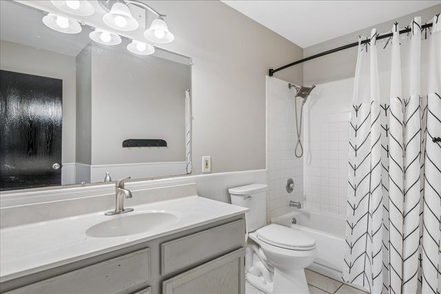 304 S Cross Trail, Mchenry, IL 60050