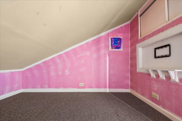 304 S Cross Trail, Mchenry, IL 60050