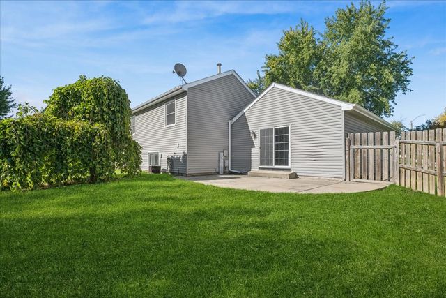 304 S Cross Trail, Mchenry, IL 60050