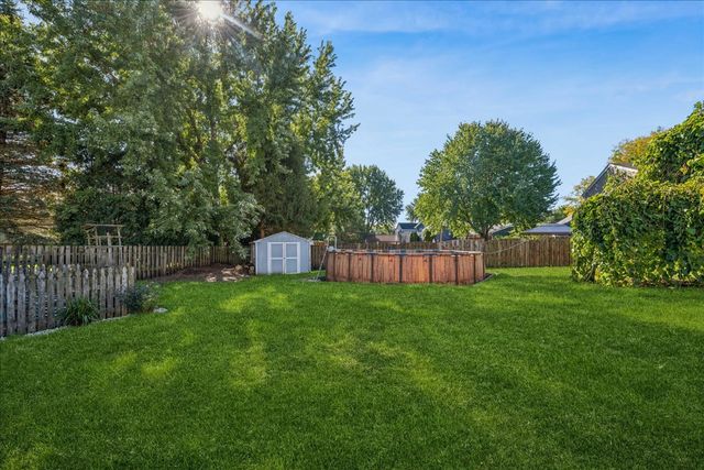 304 S Cross Trail, Mchenry, IL 60050