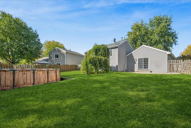 304 S Cross Trail, Mchenry, IL 60050