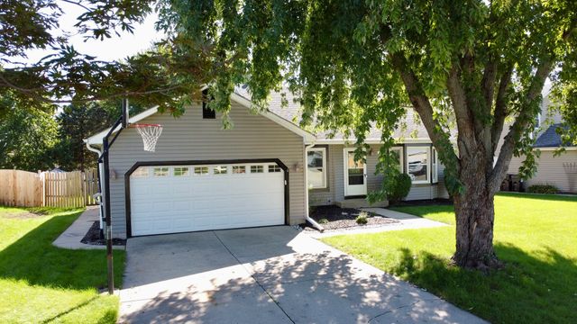 304 S Cross Trail, Mchenry, IL 60050