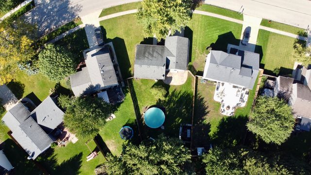 304 S Cross Trail, Mchenry, IL 60050