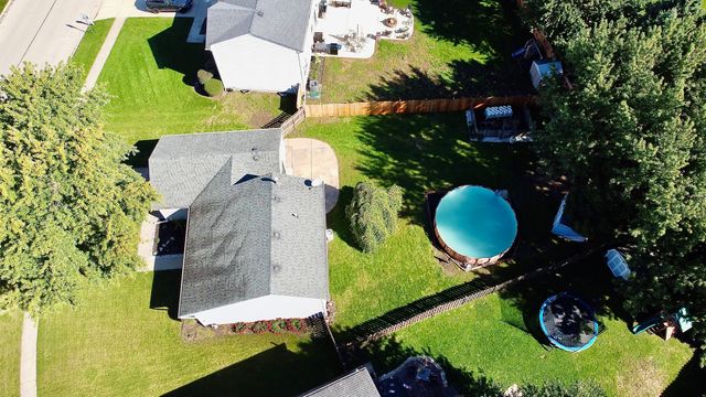 304 S Cross Trail, Mchenry, IL 60050
