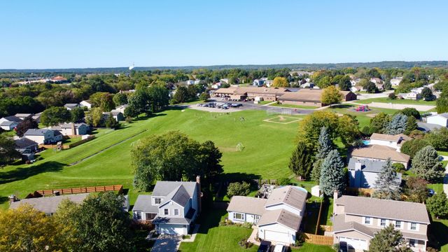 304 S Cross Trail, Mchenry, IL 60050