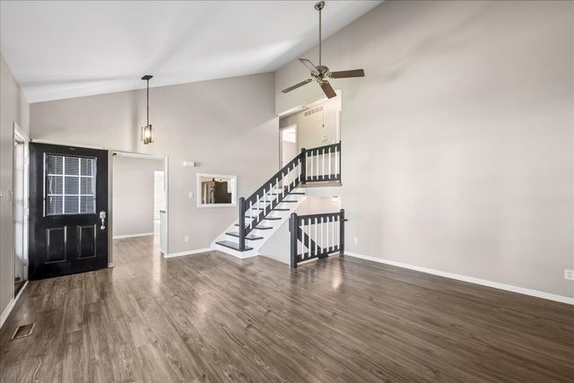 304 S Cross Trail, Mchenry, IL 60050