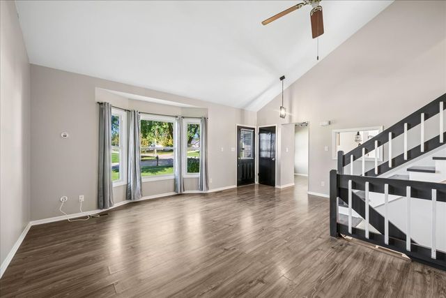 304 S Cross Trail, Mchenry, IL 60050