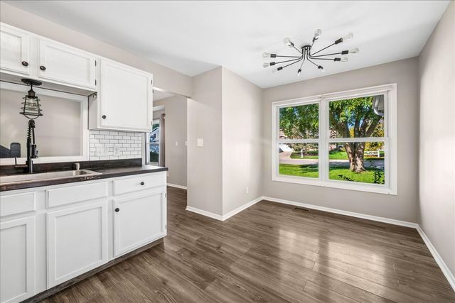 304 S Cross Trail, Mchenry, IL 60050