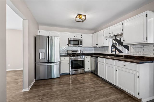 304 S Cross Trail, Mchenry, IL 60050