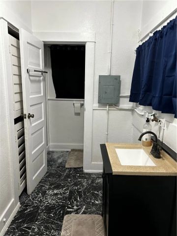 4727 Oakwood Avenue, Los Angeles, CA 90004