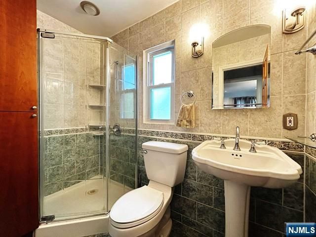 321 Maplewood Drive, Paramus, NJ 07652