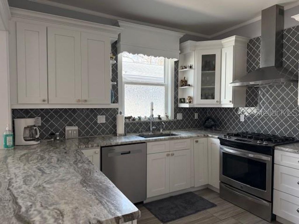 Image 13 of property listing at 121 W NORTH STREET, Tampa, FL 33604