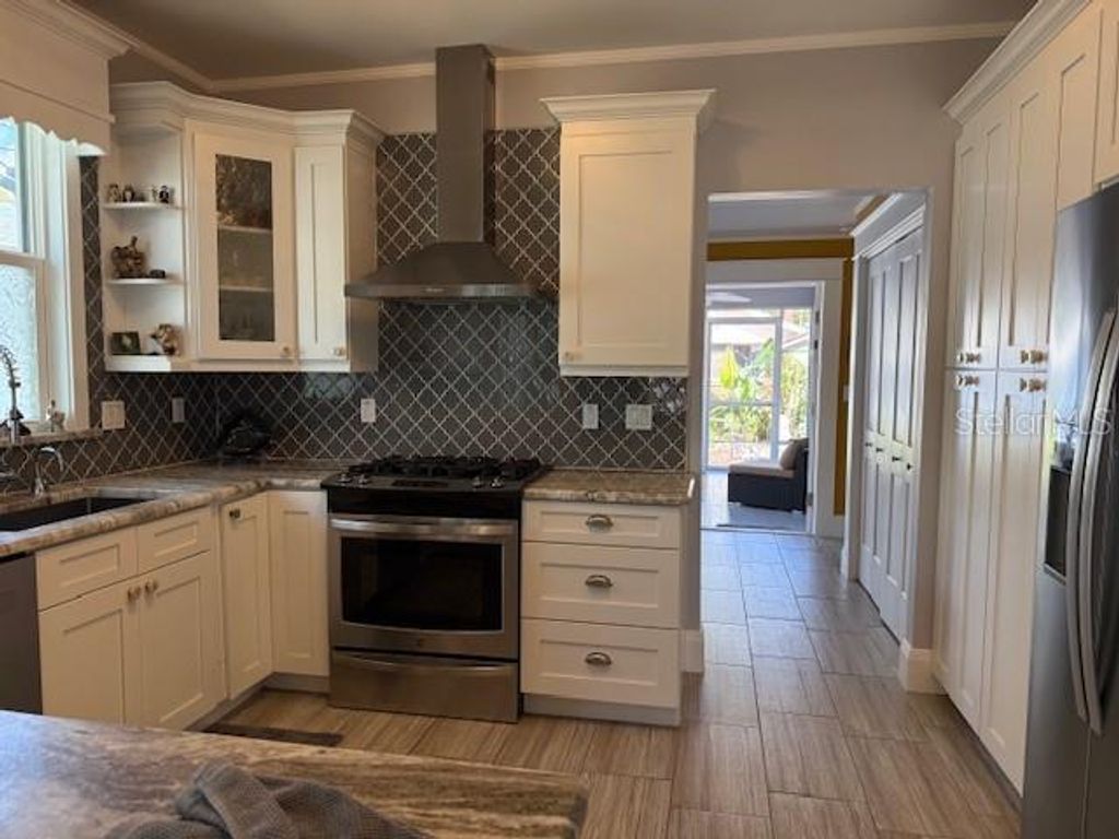 Image 16 of property listing at 121 W NORTH STREET, Tampa, FL 33604