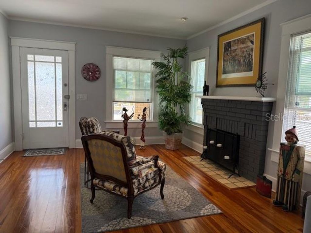 Image 9 of property listing at 121 W NORTH STREET, Tampa, FL 33604