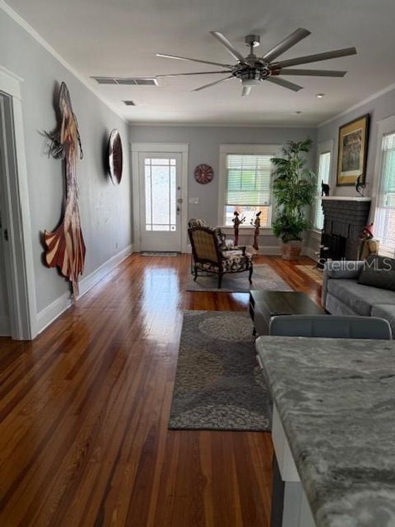 Image 10 of property listing at 121 W NORTH STREET, Tampa, FL 33604