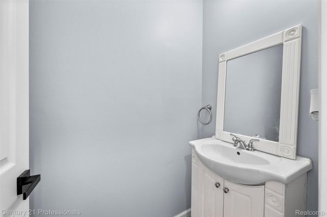 1580 Crimson Drive, Troy, MI 48083