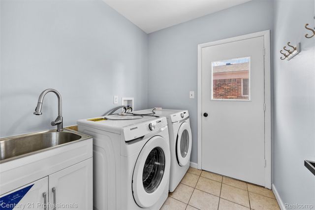 1580 Crimson Drive, Troy, MI 48083