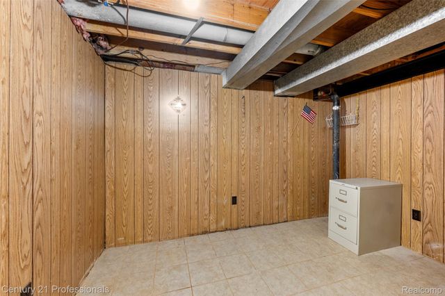 1580 Crimson Drive, Troy, MI 48083