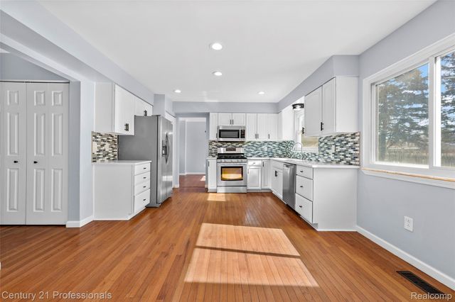 1580 Crimson Drive, Troy, MI 48083