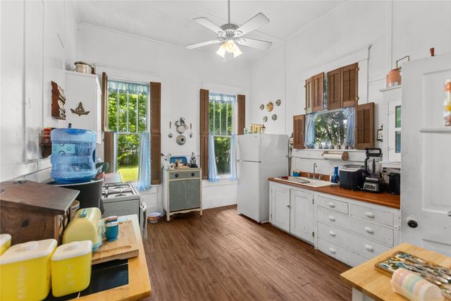 300 Hickory Street, Honey Grove, TX 75446