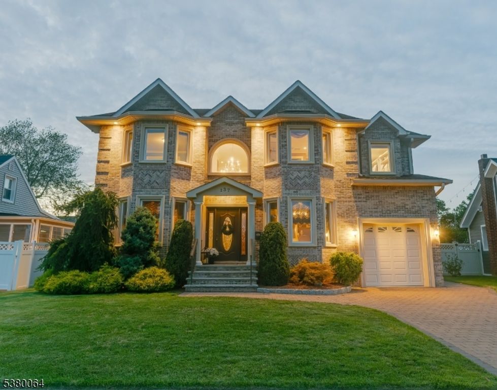 137 Danna Way, Saddle Brook Twp., NJ 07663