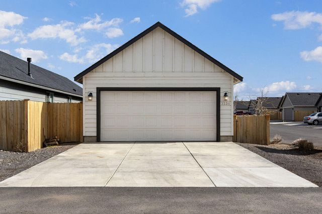 3234 NW 9th Lane, Redmond, OR 97756