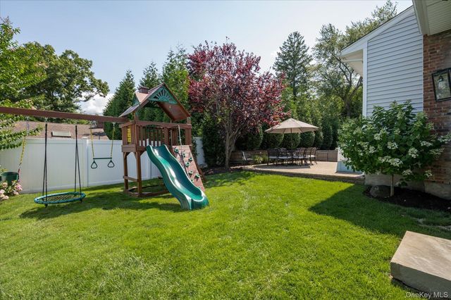 15 Pound Ridge Road, Plainview, NY 11803