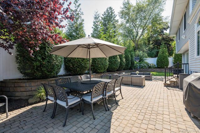 15 Pound Ridge Road, Plainview, NY 11803