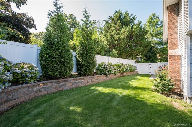 15 Pound Ridge Road, Plainview, NY 11803