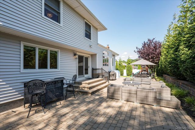 15 Pound Ridge Road, Plainview, NY 11803