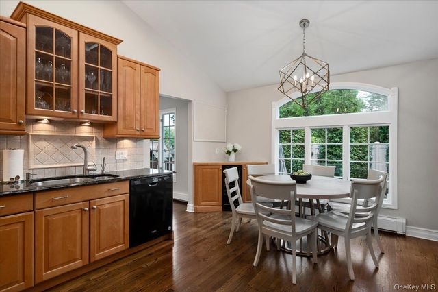 15 Pound Ridge Road, Plainview, NY 11803