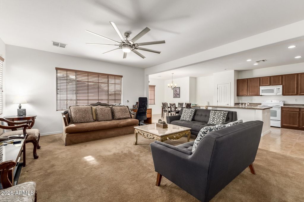 Image 12 of property listing at 21402 N 78TH Drive, Peoria, AZ 85382