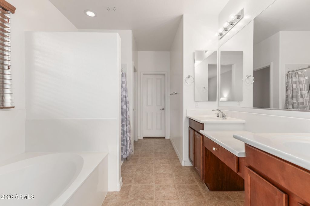 Image 21 of property listing at 21402 N 78TH Drive, Peoria, AZ 85382