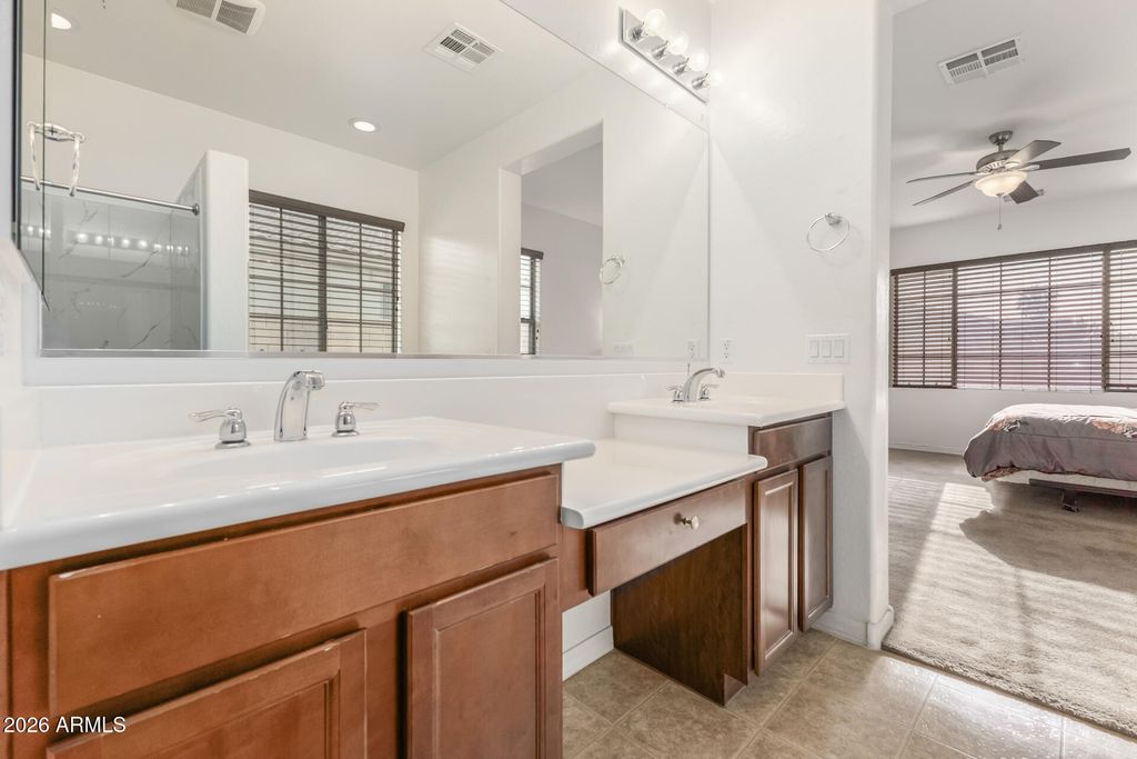 Image 23 of property listing at 21402 N 78TH Drive, Peoria, AZ 85382