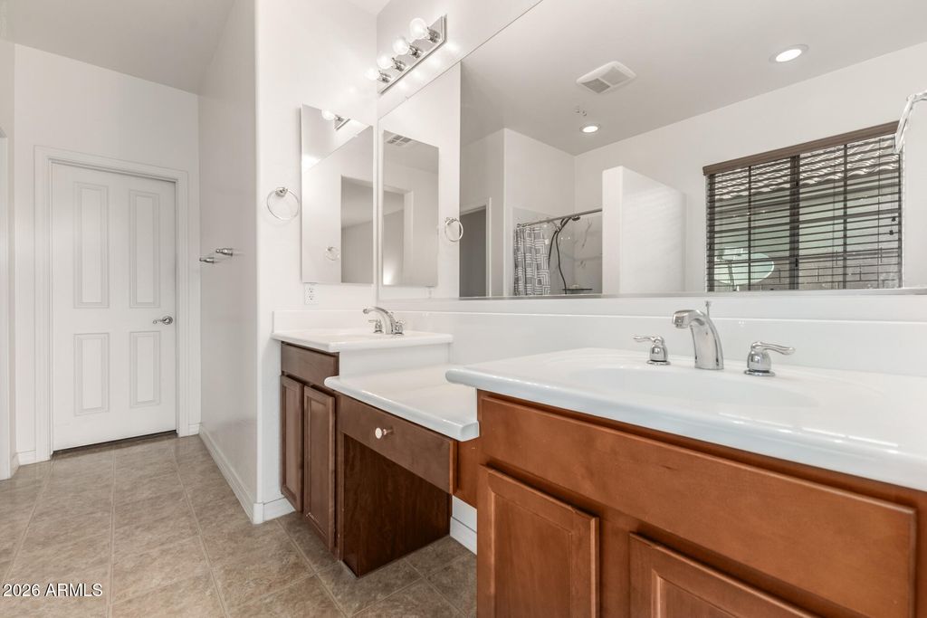 Image 24 of property listing at 21402 N 78TH Drive, Peoria, AZ 85382