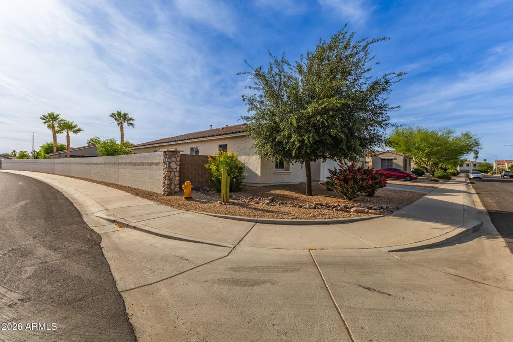 Image 4 of property listing at 21402 N 78TH Drive, Peoria, AZ 85382