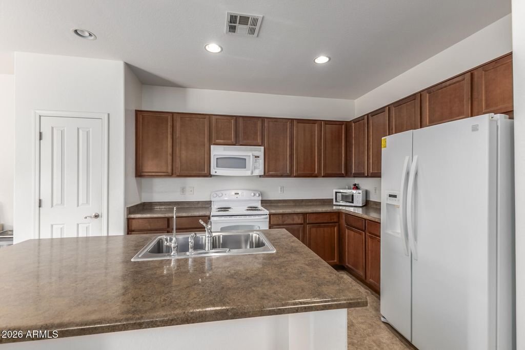 Image 9 of property listing at 21402 N 78TH Drive, Peoria, AZ 85382