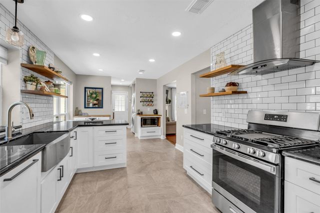 2 Tall Sky Place, The Woodlands, TX 77381