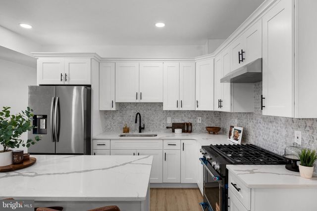 25 S HOLLY AVE, Maple Shade, NJ 08052