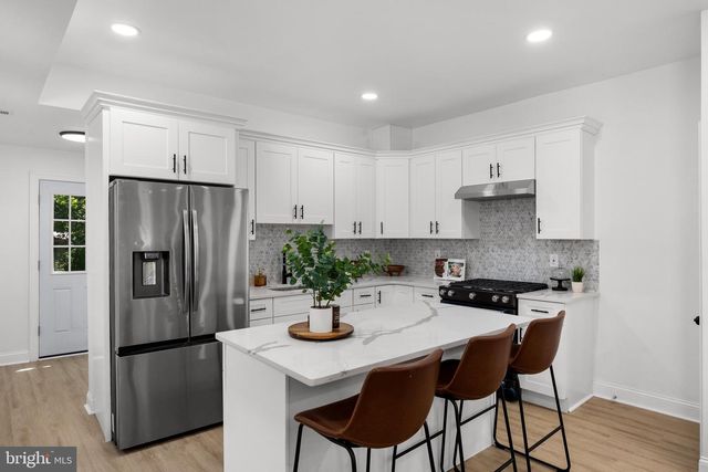 25 S HOLLY AVE, Maple Shade, NJ 08052