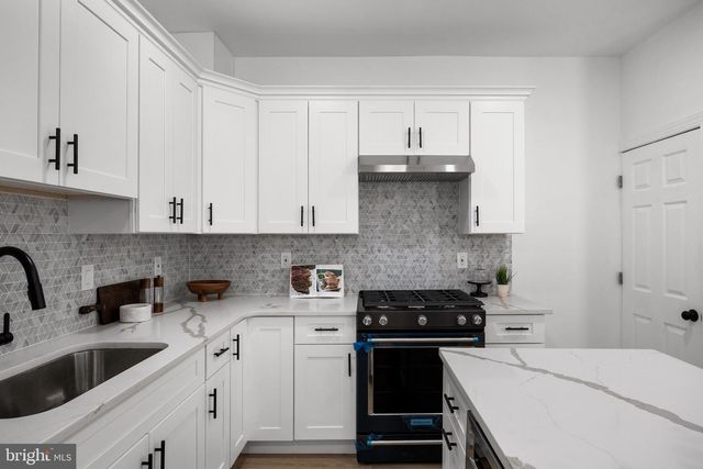 25 S HOLLY AVE, Maple Shade, NJ 08052