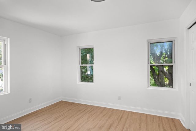 25 S HOLLY AVE, Maple Shade, NJ 08052