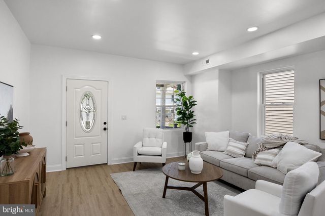 25 S HOLLY AVE, Maple Shade, NJ 08052