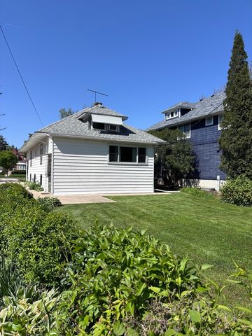 377 Blackhawk Road, Riverside, IL 60546
