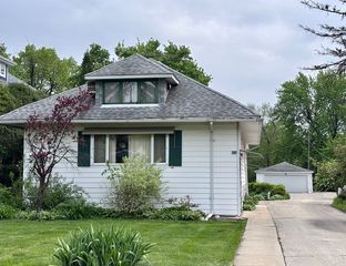 377 Blackhawk Road, Riverside, IL 60546